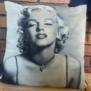 Decorative Marilyn Monroe pillow.